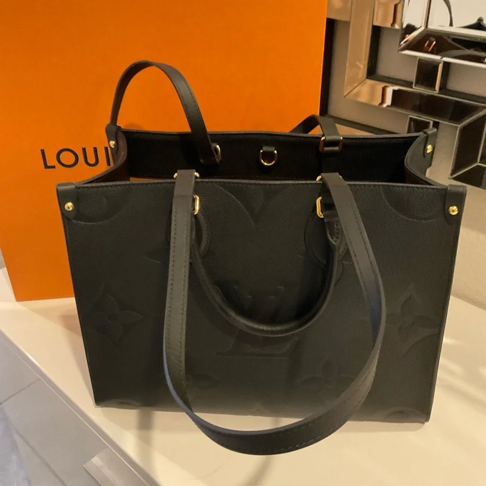 Louis Vuitton M45595
Onthego MM black handbag - Picture 3 of 12